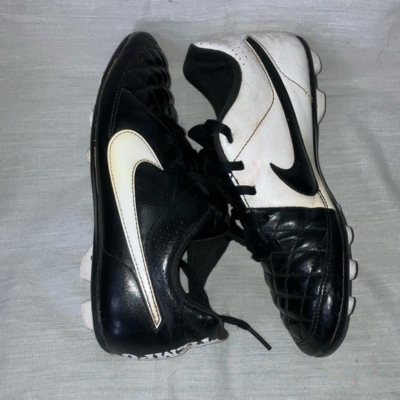 Nike boys/ girls Tiempo soccer Cleats - some STAINS but good condition - Picture 10 of 16